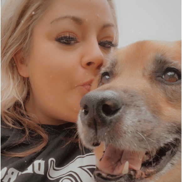 Meet your Posher, Jennifer! 💋 - Picture 4 of 6